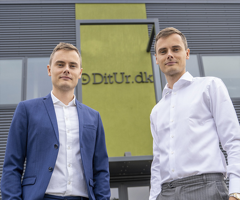Kasper und Mikkel fotografiert vor dem Ditur Hauptquartier